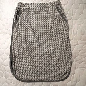 Light grey houndstooth knit skirt w pockets. *Price Drop*